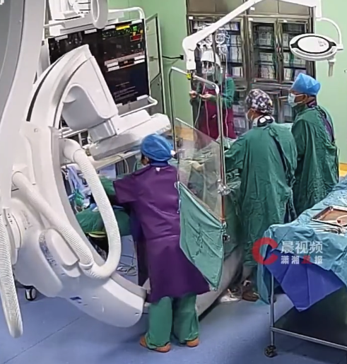 男子牙疼十多天突发胸痛心脏骤停 5名医生轮流心肺复苏与死神赛跑