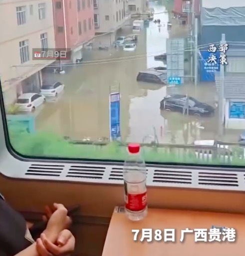 洪水吞没贵港街道 动车乘客目睹洪水后默然无声