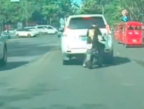 小伙騎車追尾大哥淡定揮手讓他走 網(wǎng)友：不愧是大哥,，太有格局了