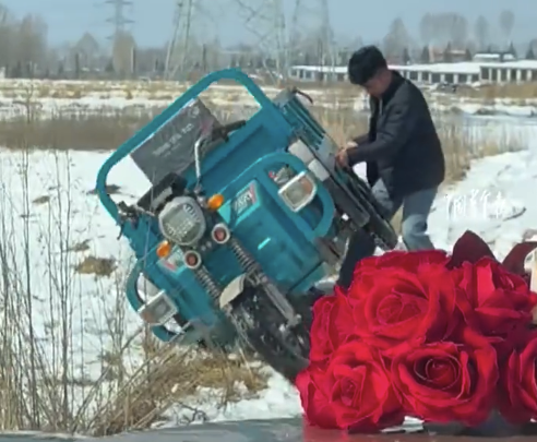 不让婚车走回头路！小伙掀翻自己三轮车给婚车让路