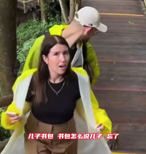 小猴想打劫外国人 全家飙散装英语最后全靠手势比划才交流明白