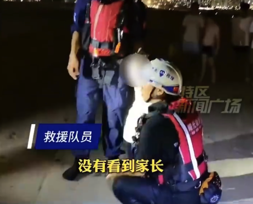 海边溺水父母失联女童或智力落后，父母始终没出现，已被接走  
