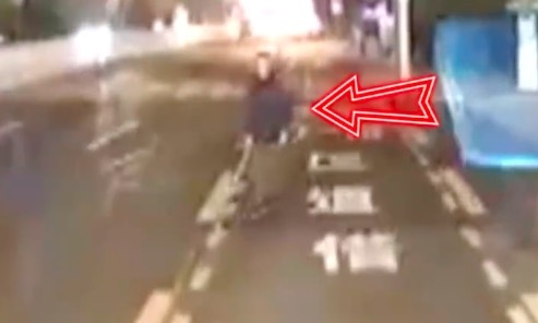 盲人夜晚误入机动车道幸遇心软的神 北京公交司机回应火速出手帮盲人