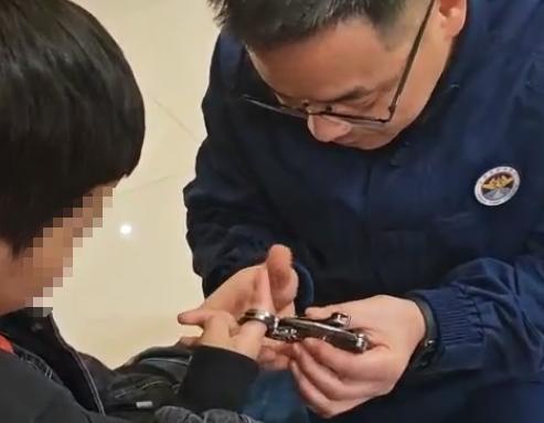 “网红蝴蝶刀”暗藏风险 安全隐患需警惕