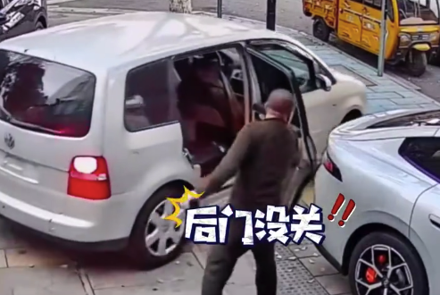 男子挪车不到一分钟连发事故 网友：也是少见了