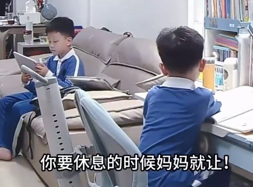 弟弟控诉妈妈区别对待 哥哥回复获赞