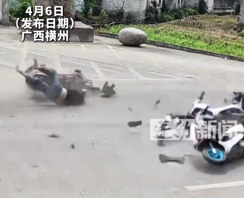 两组学生“翘头”飙车 撞飞骑车男子 网友怒了