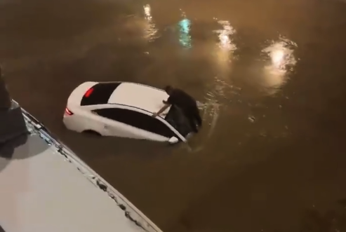 西安暴雨地道桥被淹男子被困车顶等待救援