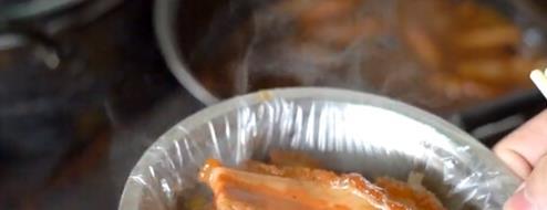 广西60岁阿婆做美食，一碗饭给4大片肉，传承美食每天出摊