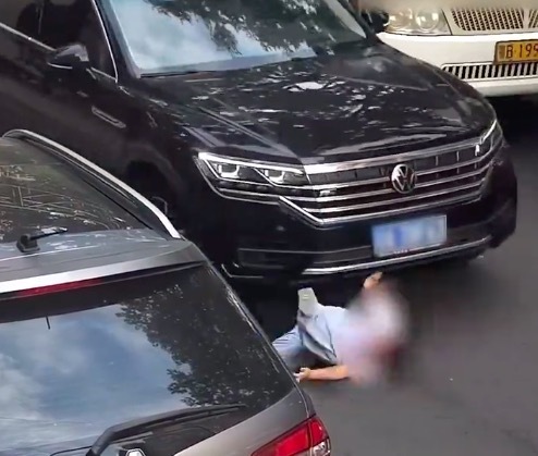 女童過(guò)馬路時(shí)被壓車底 路人瞬間集結(jié)抬車救人