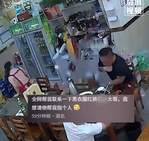 太巧了！大哥指着酒柜聊天 下一秒酒柜坍塌
