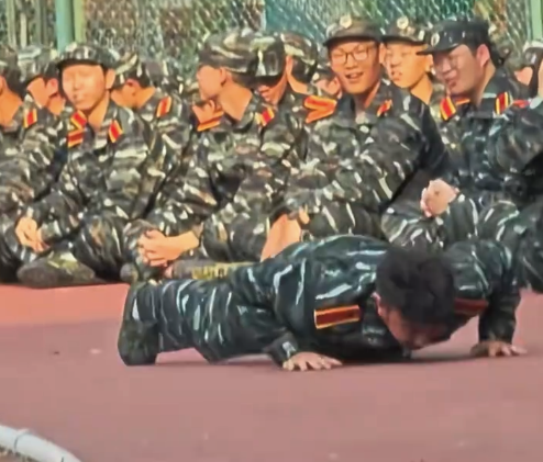 北體的軍訓(xùn)是各省武狀元進(jìn)京吧，能文能武給教官看呆了