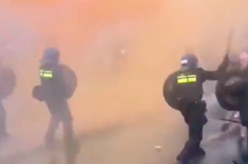 荷兰爆发反移民抗议活动，数千人上街挥国旗烧警车