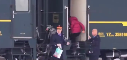 冰雪天绿皮火车等待3名旅客慢慢上车 暖心延时网友纷纷点赞