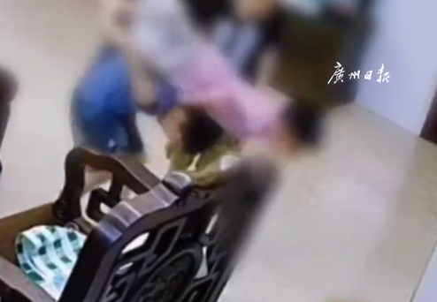 弟弟骑哥哥背上翻倒脖子差点折了 提醒:暑期是儿童意外高发期,务必加强看护