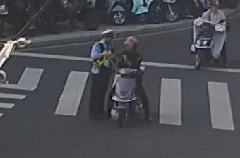 男子求助交警意外保住1000元血汗钱 警惕网络诈骗