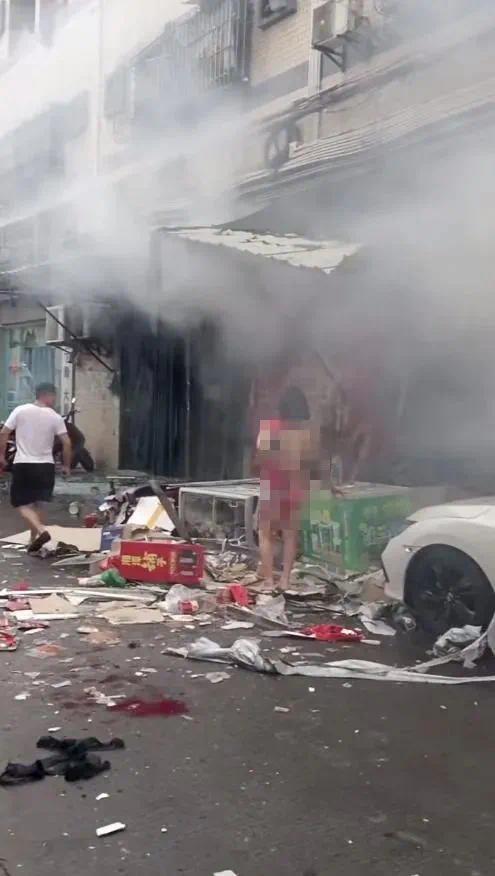 突发！中山一小卖部因煤气泄露发生爆炸现场一片狼藉，有人衣服被炸破