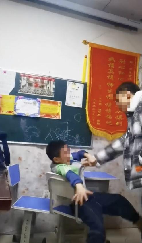 教育局回应小学老师殴打学生 目前正在处理中