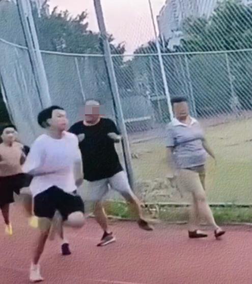 媒体评老人散步故意肘击跑步学生