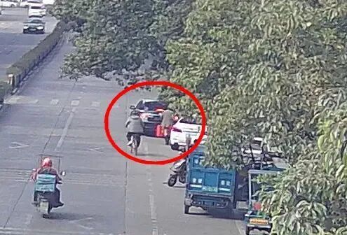 300万现金被电诈团伙拿走 民警火速拦截