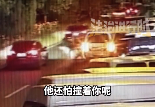 司机开车门撞死骑车人 狡辩对方速度快被监控打脸
