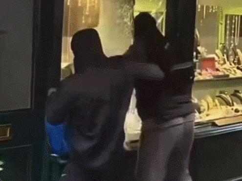 伦敦两劫匪砸碎珠宝店橱窗抢走珠宝 网红街区惊现抢劫案