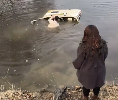 老头乐落水两孩子被困 夫妻果断救人