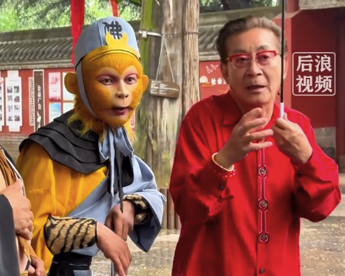 六小龄童游览王屋山景区 现场指点孙悟空演员