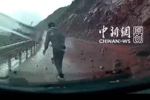 男子下车捡碎石 前方泥石流呼啸而下