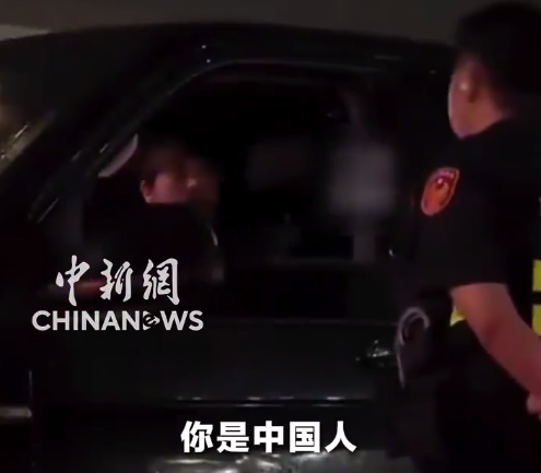 台独警察被外国游客贴脸开大：台湾不是国家，你是中国人