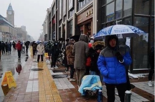 北京市民排队购买冰墩墩（图源网络）