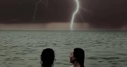 如果闪电击中湖泊或河流，正在游泳的人危险吗