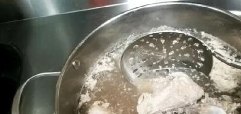 炖骨头汤时，牢记“2不放”原则，汤白肉香不油腻，营养全保留