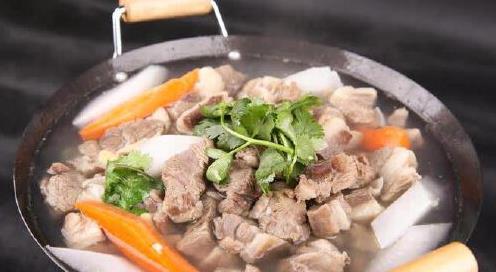 天冷炖羊肉，用料简单点！只用“3样料”，不腥不膻，肉香汤鲜