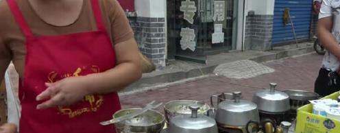 河南大妈卖小吃，加一包辣条只卖2.5元，客人叫不出名字却抢着吃