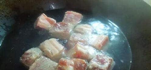 做红烧肉到底是冰糖还是白糖？老厨娘揭秘：选错糖，味道发苦！