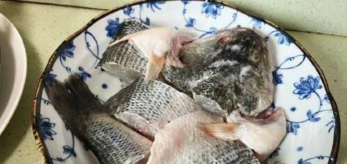 我家常做的这道菜，鲈鱼鲜嫩高蛋白，价格比牛肉便宜，健康又美味