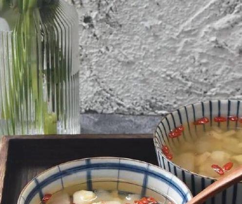 水果煮汤，天然甜味滋润喉咙！雪梨马蹄水清热降火，春季必备！