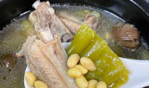 广东靓汤大揭秘！凉瓜排骨黄豆汤，清热解毒又滋补，轻松在家做！