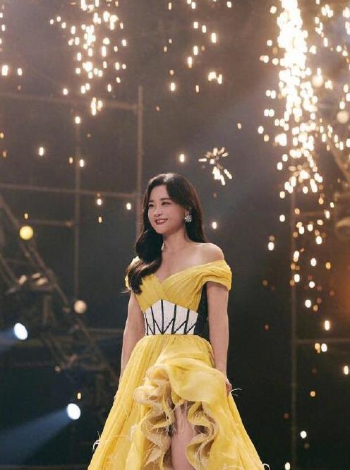 贾玲回应体重变化:胖一点也无妨,自信才是最美的关键!