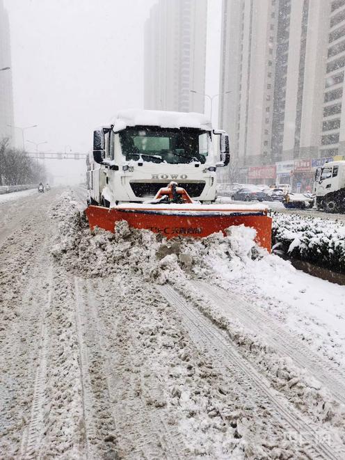 濟(jì)南清雪除冰現(xiàn)場 全力保障道路暢通