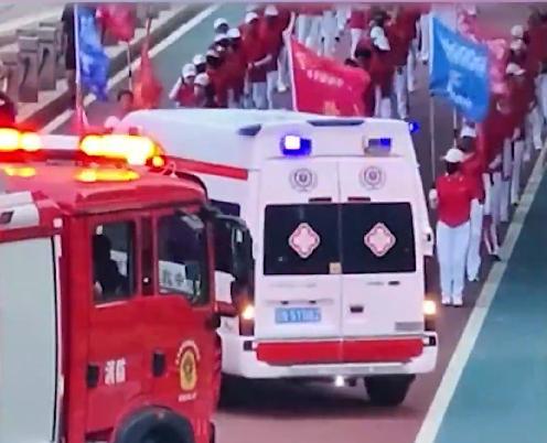 媒體評老年暴走團(tuán)逼停救護(hù)車消防車