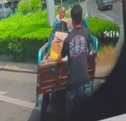 大爷三轮车爆胎路过司机暖心相助 小伙回应帮大爷推车摔倒