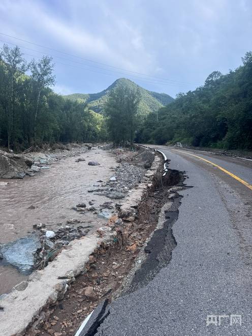 北京强降雨致多地道路中断 国道234抢通进行中