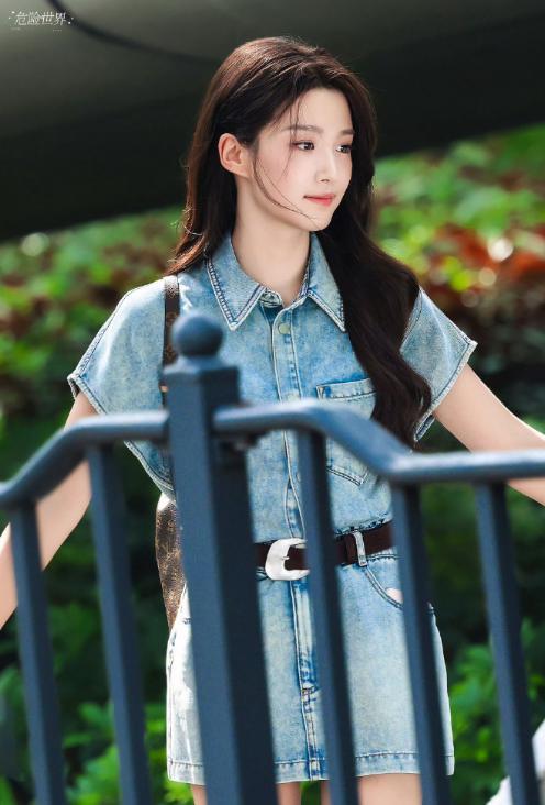 卢昱晓折月亮婚纱造型
