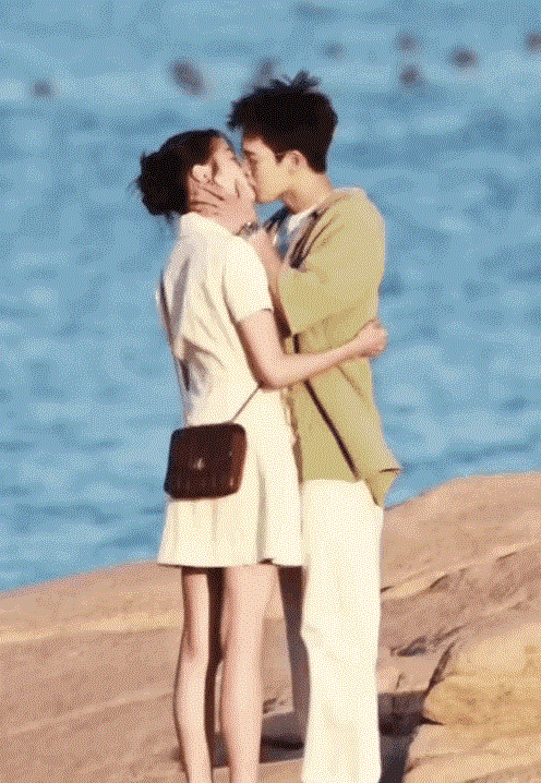 李昀锐让今夜升温 海边吻戏引爆全网