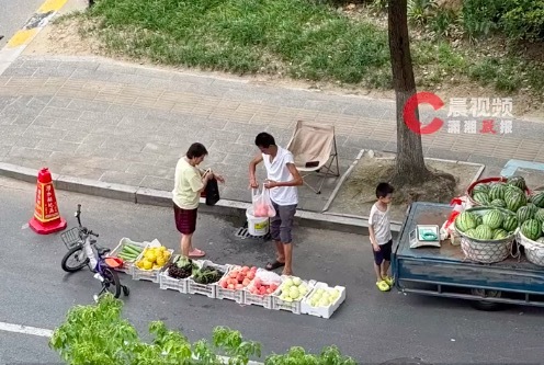 女子记录生活意外带火楼下水果摊 当事人:大爷还不知道 最近生意变好的原因
