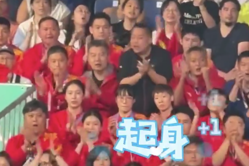 刘国梁成了看台上最忙的人 一次次起身为莎头鼓掌助威