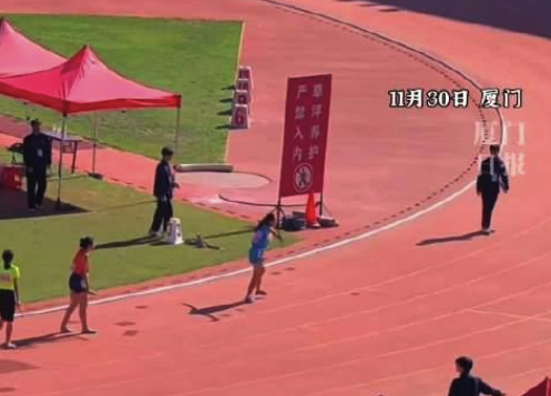 太燃！初二女生4×400米接力最后一棒连追三人夺冠