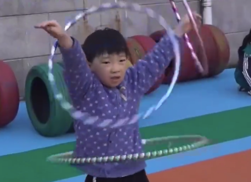 小孩哥能转三个呼啦圈！河南一幼儿园变身杂技班
